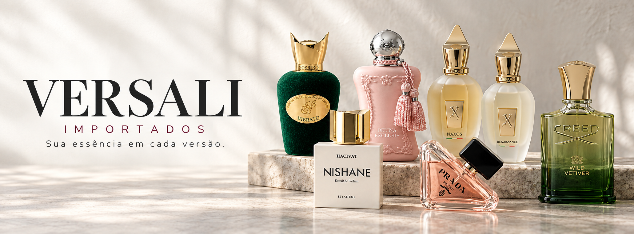 Versali Importados. Sua essência em cada versão. Vibrato, Hacivat, Delina Exclusif, Naxos, Renaissance, Prada Paradoxe e Creed Wild Vetiver em uma bancada clara.